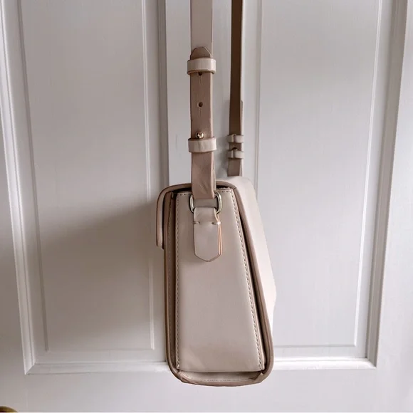 Cream Shoulder Bag with Golden Metal Clasp - Picture 4 of 16